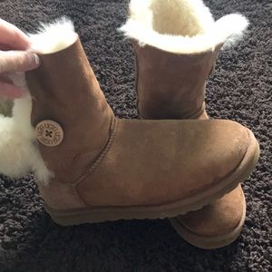 UGG BAILEY BUTTON II BOOT chestnut color